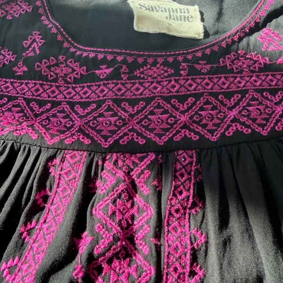 Savanna Jane Black boho peasant Top with Pink Embroidery flutter sleeve size med - Picture 5 of 5